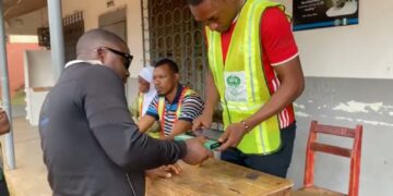 KogiDecides: Mild Drama As INEC Official, Voter Argue Over Use Of Pen