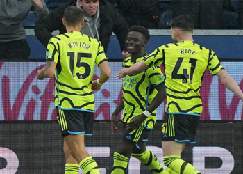 Free-Scoring Arsenal Blow Away Burnley, Keep Pressure On Title Race