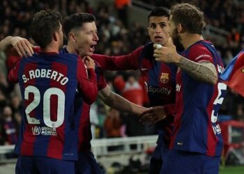 Lewandowski Treble Fires Barca To Valencia Win