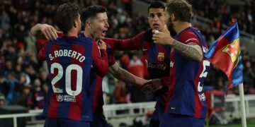 Lewandowski Treble Fires Barca To Valencia Win