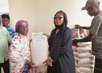 Kaduna APC Women Leader distributes bags of rice, Semo to vulnerable women