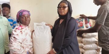 Kaduna APC Women Leader distributes bags of rice, Semo to vulnerable women