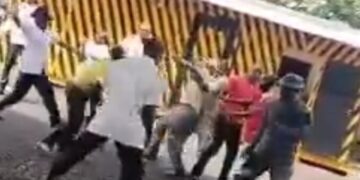 Nigerian Custom Officers And VIO Engaged In A Fight In Abuja