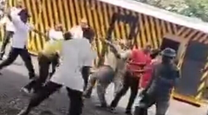 Nigerian Custom Officers And VIO Engaged In A Fight In Abuja