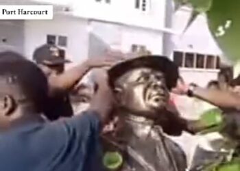 Rivers Crisis: Fubara Supporters Topple Wike’s Statue, Clash Claims One Life