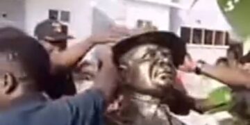 Rivers Crisis: Fubara Supporters Topple Wike’s Statue, Clash Claims One Life