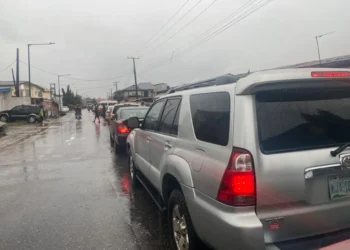 Workers groan as downpour causes gridlock in Lagos