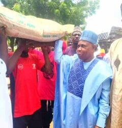 Rep. Rabiu-Kamba distributes 600 bags of fertilisers free to constituents
