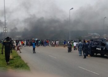 Protest: Protesters block Keffi-Abuja highway