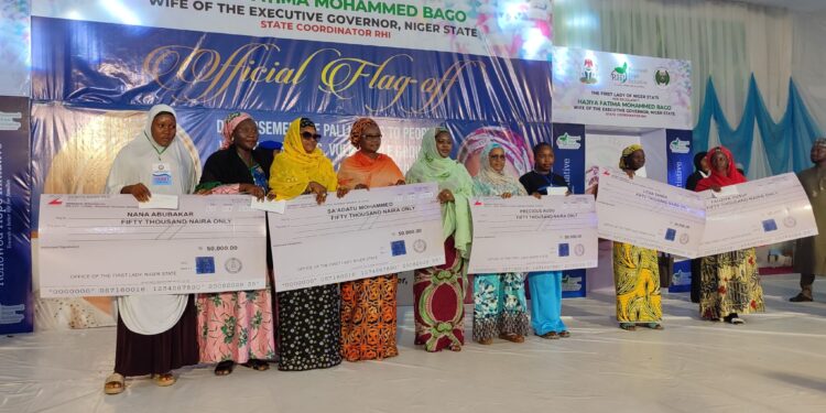 Traders, vulnerables receive First Lady’s grant, palliative in Niger