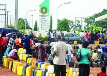 Fuel scarcity: Experts want FG collaborate with local refineries