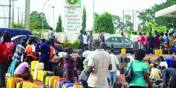 Fuel scarcity: Experts want FG collaborate with local refineries