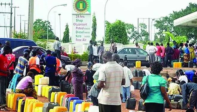 Fuel scarcity: Experts want FG collaborate with local refineries