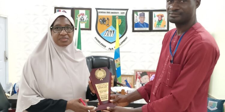 NSUK VC Receives Merit Leadership Award From Manhaja Reporter