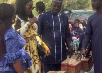 APC Kaduna Women Leader Spreads Festive Cheer With Food, Cash Donations