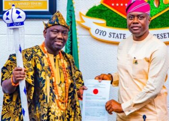 Makinde presents Staff of Office to Owoade as new Alaafin of Oyo