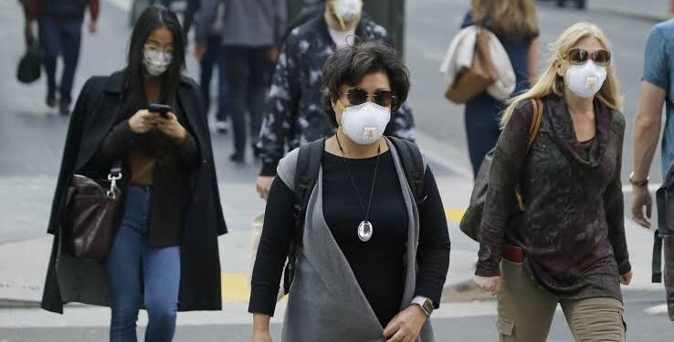 Smoke-filled Los Angeles distributes free protective masks