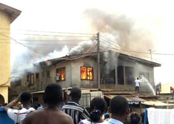 Fire destroys 1-storey building in Lagos