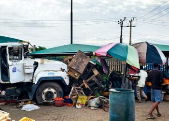 Trailer Crashes Into Market On Lagos-Ibadan Road