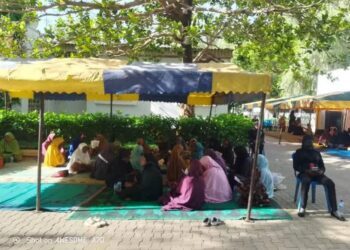 Photos: Women Pray Ahead Of Buhari’s Body Arrival