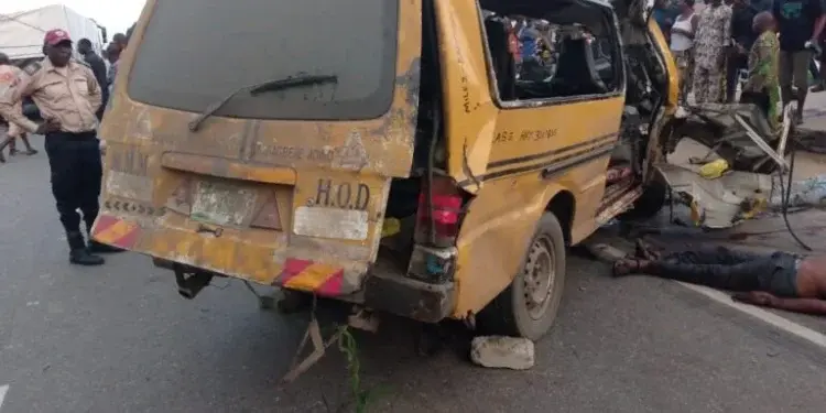 Six killed, 13 Injured after Commercial Bus Collides with Truck in Lagos