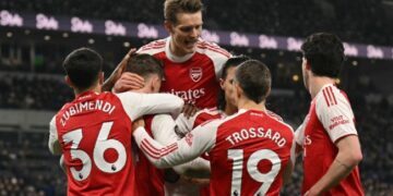 Arsenal Beat Everton To Stay Top Despite Man City Win