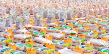 FG Donates Foodstuffs to Victims of Bandits’ Attacks in Plateau