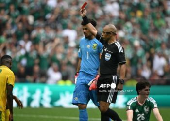 Nine-man South Africa lose to Mexico in World Cup opener