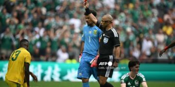 Nine-man South Africa lose to Mexico in World Cup opener