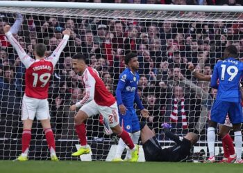 Arsenal Fight Back To Beat Chelsea 2-1, Join City Atop EPL