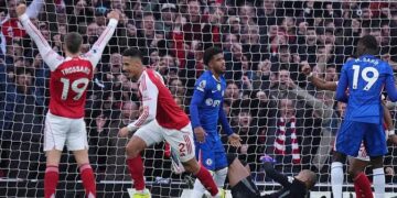 Arsenal Fight Back To Beat Chelsea 2-1, Join City Atop EPL