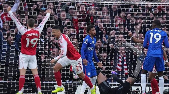 Arsenal Fight Back To Beat Chelsea 2-1, Join City Atop EPL